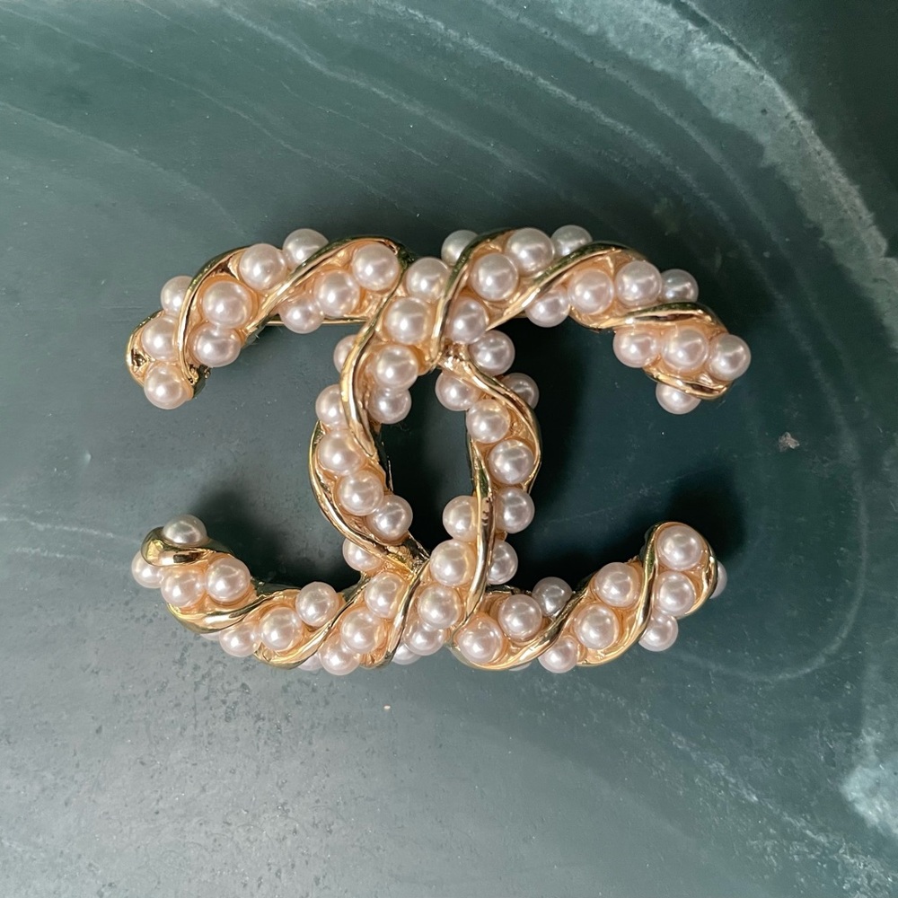Brooch Cc style with freshwater pearls in gold tone. Brand new.